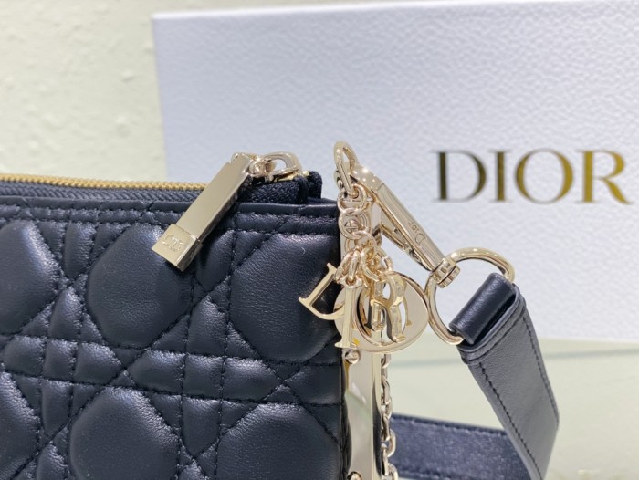 Handbag   Dior  size  27 x 12 x 5  cm