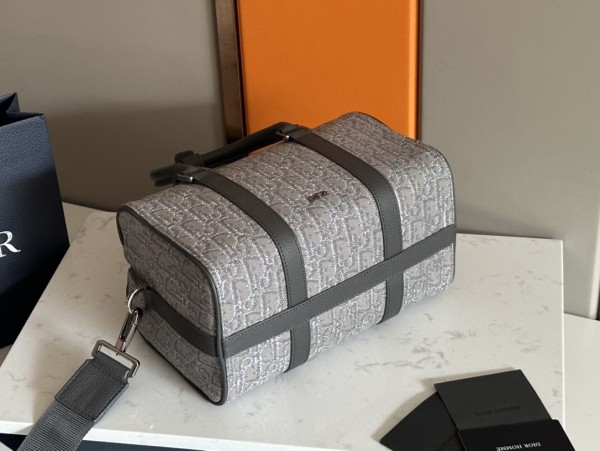  Handbag   Dior   93337  size  26 x 16x 14.5  cm