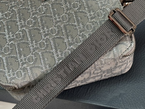 Handbag   Dior   93310  size  17 x 12.5 x 5  cm