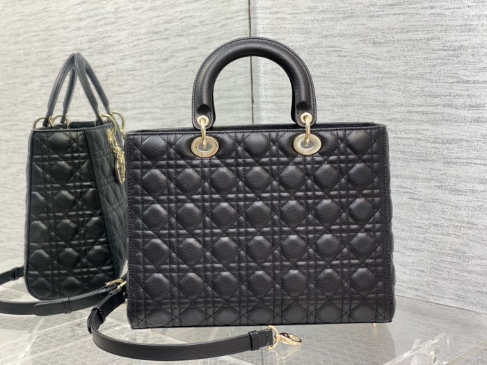  Handbag   Dior  size  32 cm