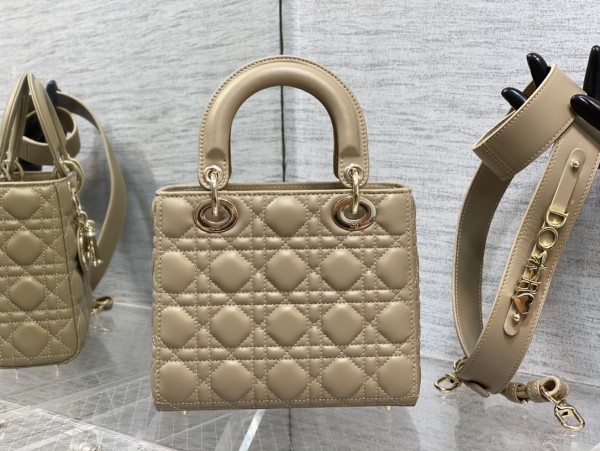  Handbag   Dior  size  20 cm