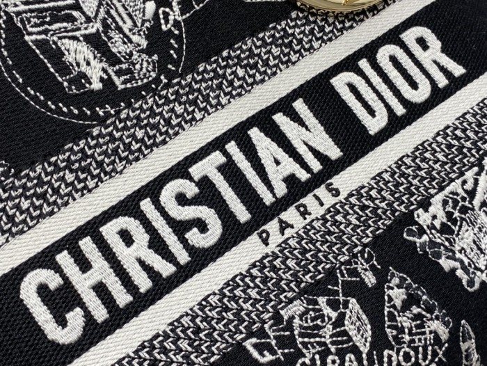 Handbag   Dior  size  24*11*20 cm