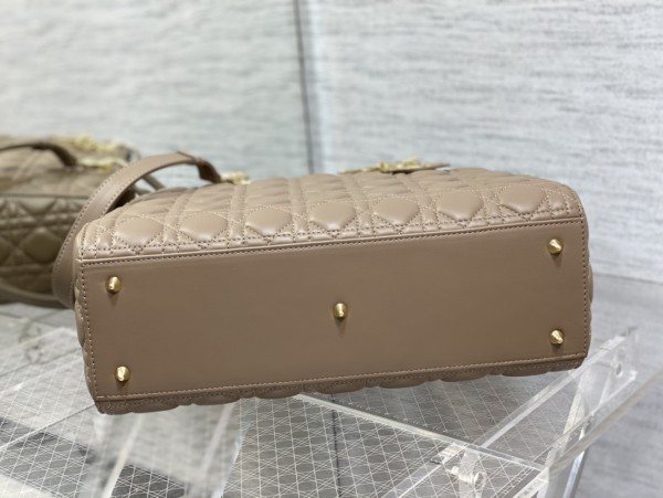 Handbag   Dior  size  32 cm