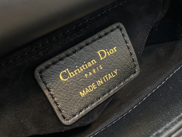 Handbag   Dior  size  17 cm
