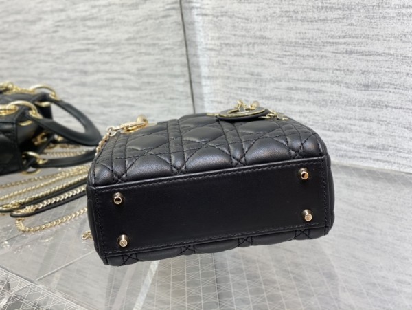 Handbag   Dior  size  17 cm