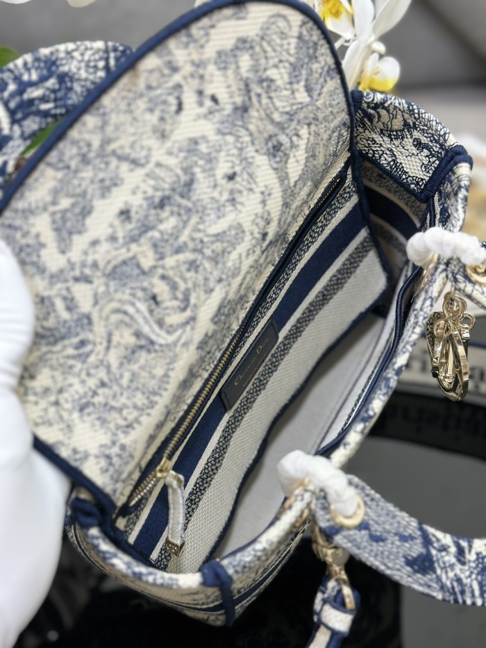 Handbag   Dior   M0565  size  24 x 20 x 11  cm