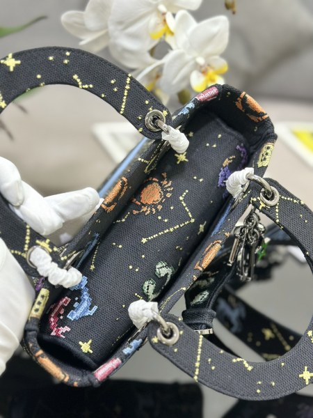 Handbag   Dior  M0565  size  24 x 20 x 11  cm