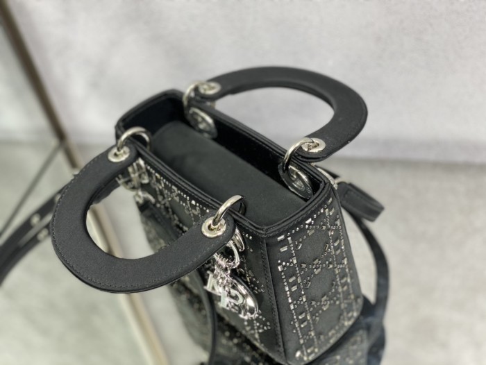 Handbag   Dior  size  17 cm