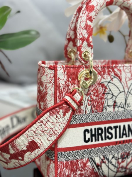 Handbag   Dior  M0565  size  24*20*11  cm