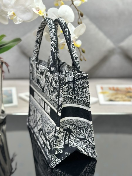 Handbag   Dior M1286 size 26.5 x 21 x 14   cm