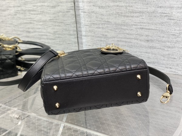  Handbag   Dior  size  20 cm