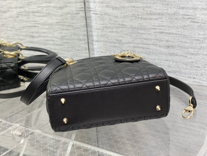  Handbag   Dior  size  20 cm