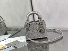 Handbag   Dior  size  17 cm