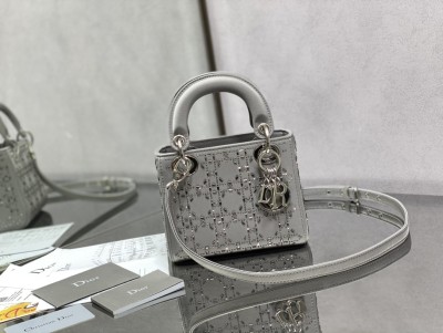 Handbag   Dior  size  17 cm