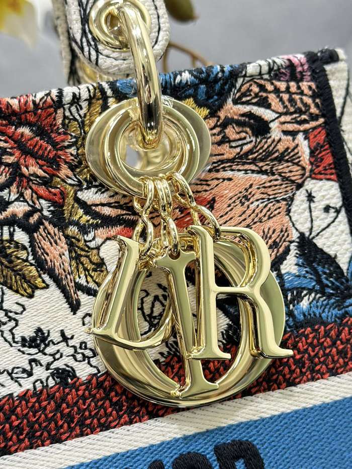 Handbag   Dior  M0565  size  24*20*11  cm