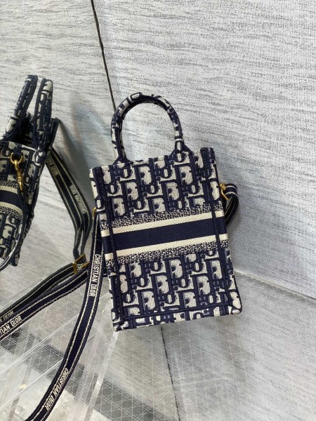  Handbag   Dior   size 13.5*5*18 cm