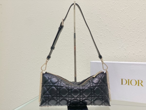 Handbag   Dior  size  27 x 12 x 5  cm