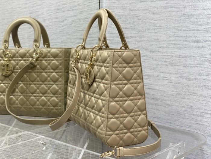  Handbag   Dior  size  32 cm