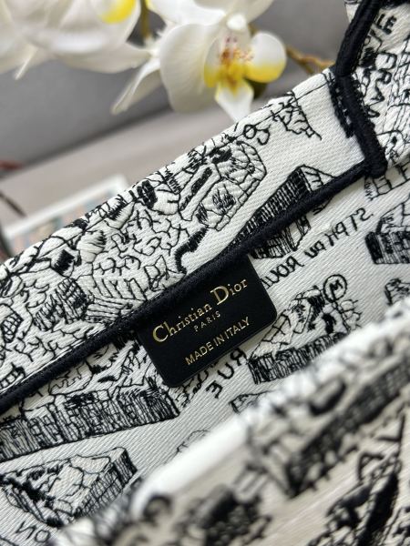 Handbag   Dior  M1286  size  36 x 27.5 x 16.5  cm