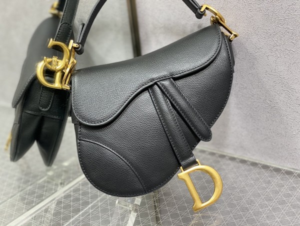 Handbag   Dior  size  19.5 cm