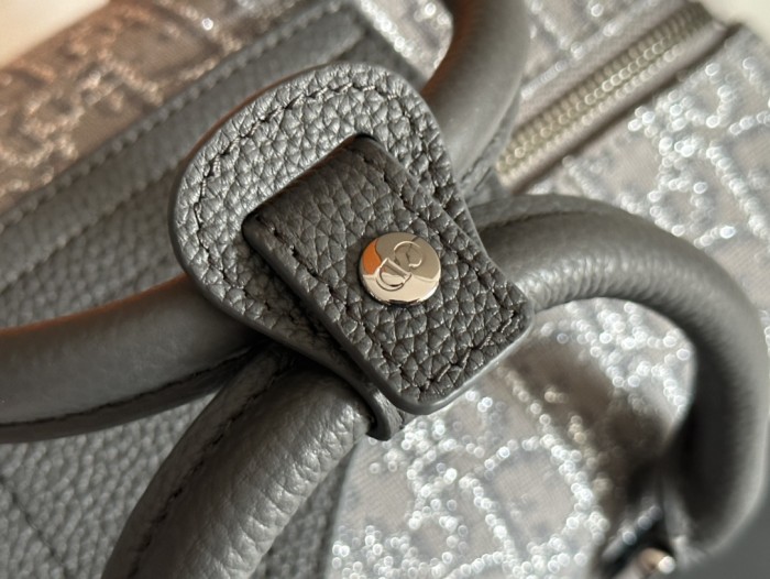  Handbag   Dior   93337  size  26 x 16x 14.5  cm