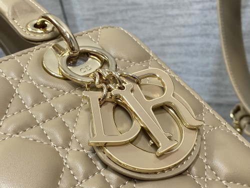  Handbag   Dior  size  20 cm