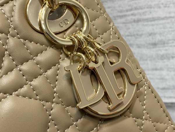 Handbag   Dior  size  17 cm