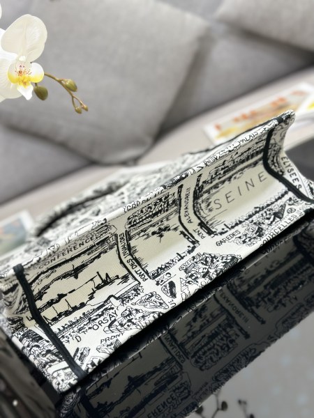 Handbag   Dior  M1286  size  36 x 27.5 x 16.5  cm