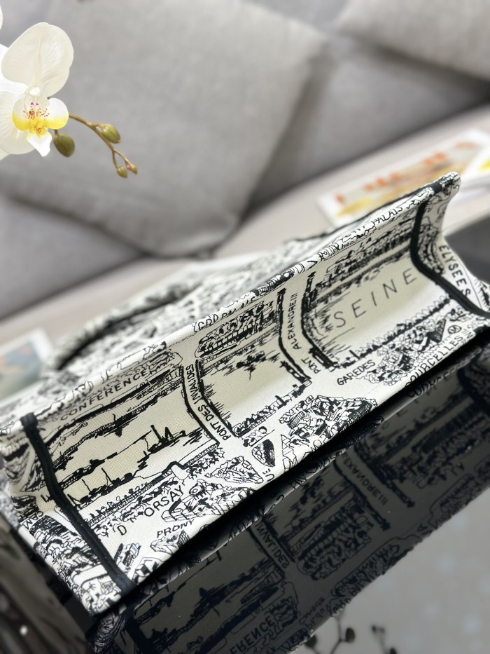 Handbag   Dior  M1286  size  36 x 27.5 x 16.5  cm