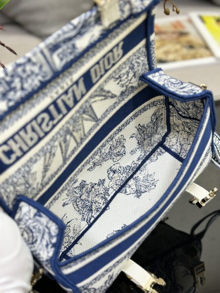 Handbag   Dior  M1241  size  23 x 15 x 8  cm