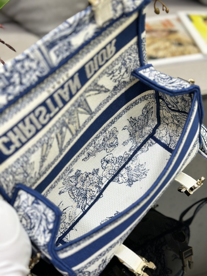 Handbag   Dior  M1241  size  23 x 15 x 8  cm