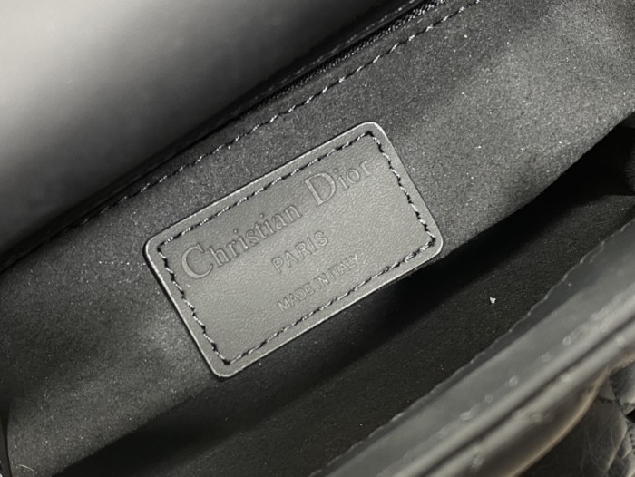  Handbag   Dior  size 17 cm 