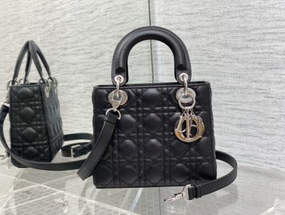  Handbag   Dior  size  20 cm