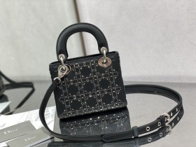 Handbag   Dior  size  17 cm
