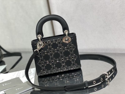Handbag   Dior  size  17 cm