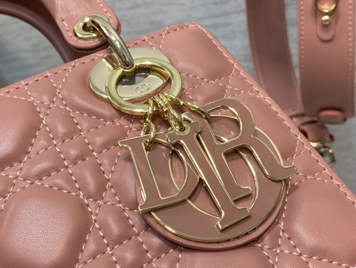 Handbag   Dior  size  20 cm