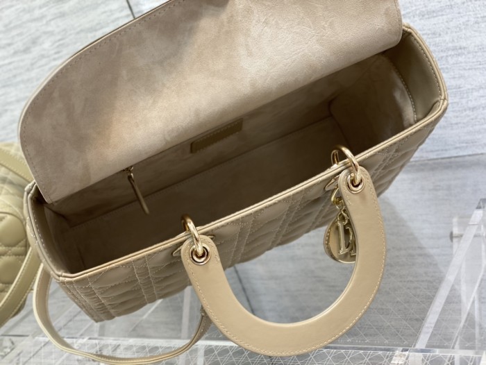  Handbag   Dior  size  32 cm