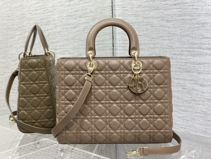 Handbag   Dior  size  32 cm