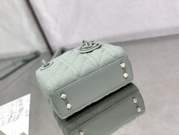  Handbag   Dior  size  17 cm