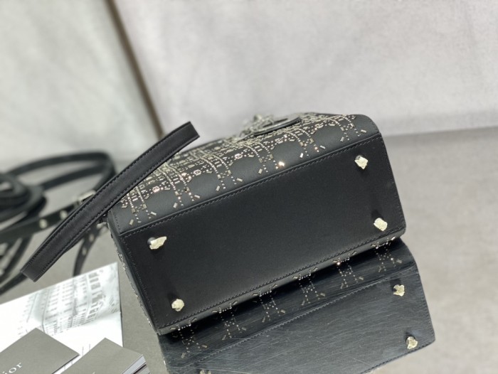 Handbag   Dior  size  24 cm