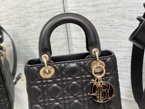 Handbag   Dior  size 20 cm 