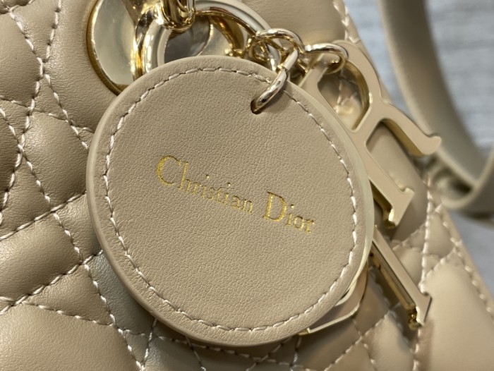  Handbag   Dior  size  20 cm