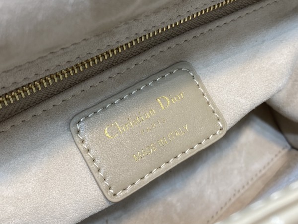  Handbag   Dior  size  20 cm