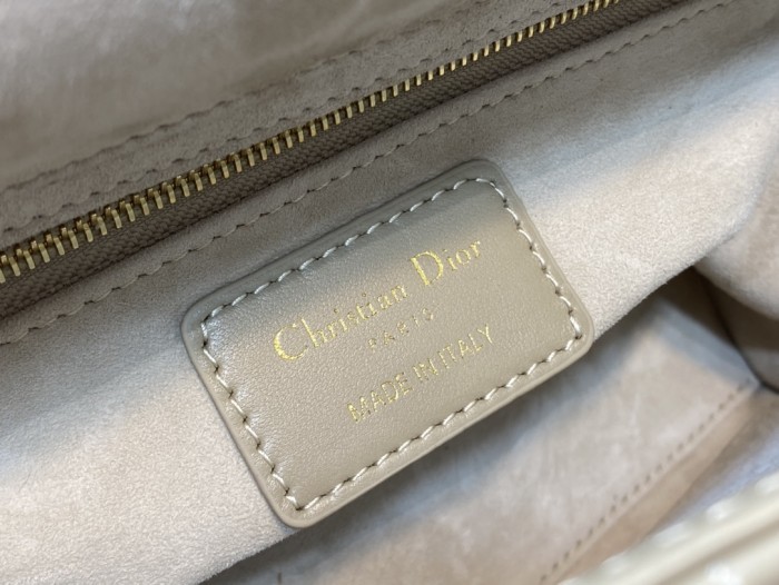  Handbag   Dior  size  20 cm