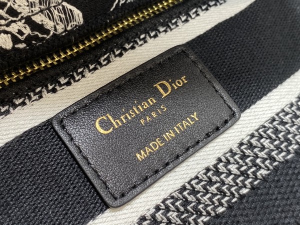 Handbag   Dior   size  17*7*15 cm