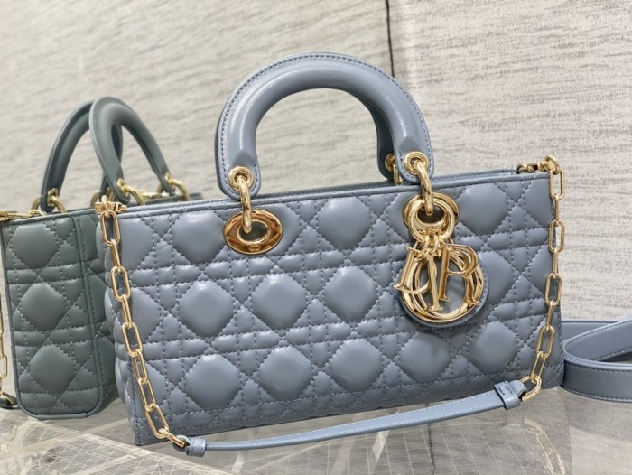 Handbag   Dior  size  26*6*14 cm 