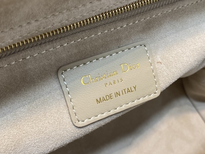  Handbag   Dior  size  24 cm