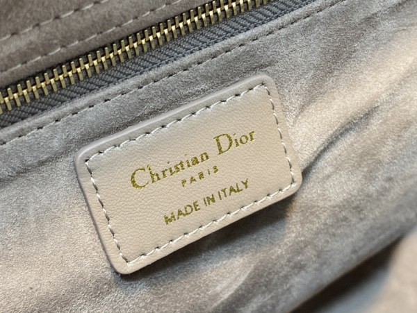 Handbag   Dior  size  32 cm