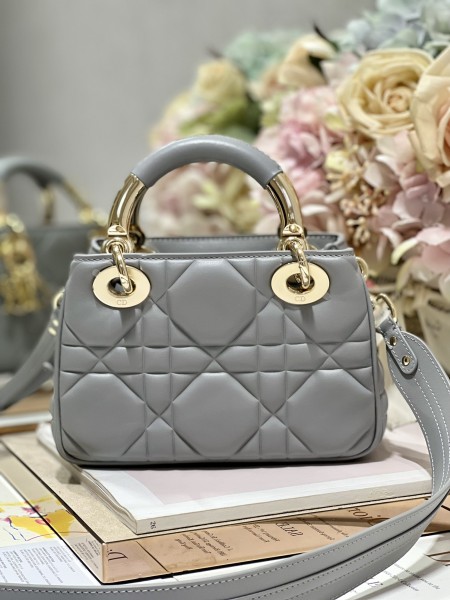 Handbag   Dior  0062  size  19*13*8 cm