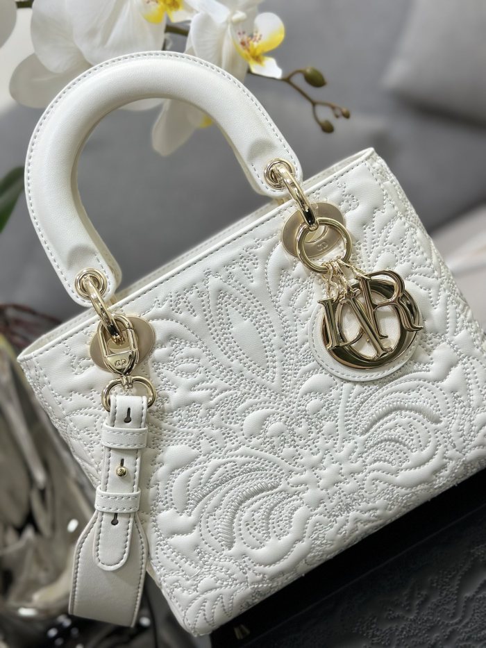 Handbag   Dior  M0538  size  20 x 16.5 x 8  cm